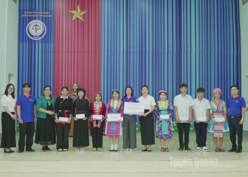 Hỗ trợ học sinh có hoàn cảnh khó khăn tại Trường PTDT Nội trú THPT Hà Giang