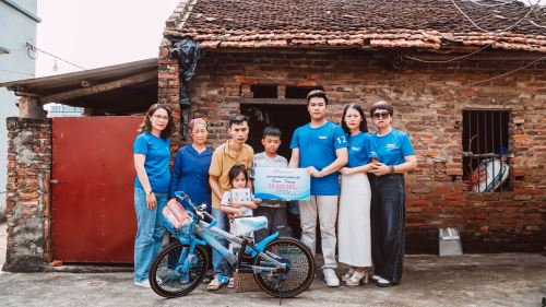 TRAO YÊU THƯƠNG NGỌT NGÀO TỚI 2 EM NHỎ MỒ CÔI Ở BẮC GIANG