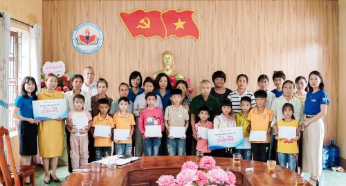 QUỸ VẠN DẶM THƯƠNG YÊU TRAO TẶNG CHO 10 EM HỌC SINH VÀ MÃ SỐ LAN ANH