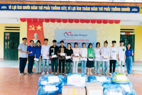 Truyền hình yenbaitv: Trao học bổng Quỹ Vạn dặm thương yêu tại huyện Văn Chấn, Yên Bái