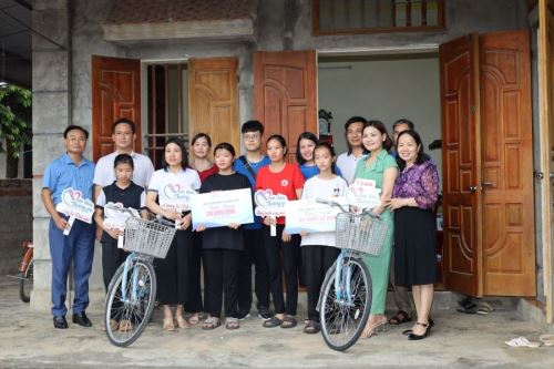 Báo giavien.ninhbinh: Quỹ Vạn dặm thương yêu trao tặng tiền hỗ trợ cho học sinh nghèo