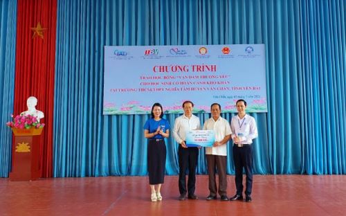 Congdan&khuyenhoc: Hội Khuyến học tỉnh Yên Bái trao tặng học bổng "Vạn dặm thương yêu"