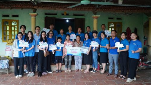 Thuonggia24h: Quỹ Vạn Dặm Thương Yêu trao tặng 45 triệu đồng cho học sinh bị bỏng nặng tại Bắc Giang