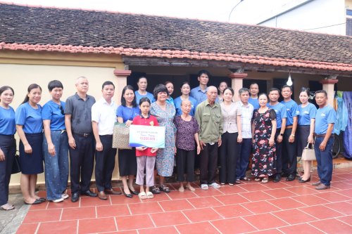 Báo hoanghoa Thanh Hoá:  QUỸ VẠN DẶM THƯƠNG YÊU – TRAO 70 TRIỆU CHO HỌC SINH MỒ CÔI XÃ HOẰNG ĐỒNG