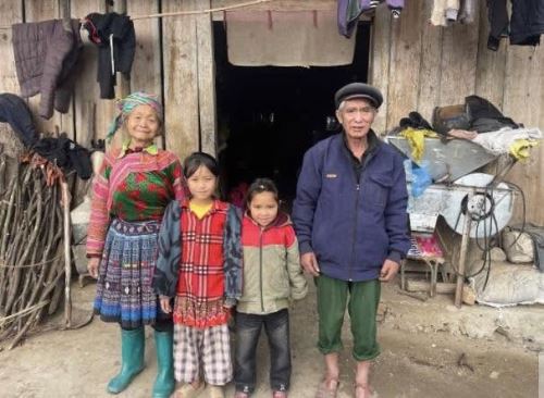 KÊU GỌI HỖ TRỢ 2 CHỊ EM MỒ CÔI GIÀNG THỊ PHƯƠNG VÀ GIÀNG THÚY NGÂN TẠI BẢN MÁY, TUYÊN  QUANG