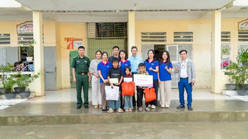 HÀNH TRÌNH ĐẾN VỚI HAI EM VỪ MÍ SAY VÀ VỪ THỊ DÍNH NƠI VÙNG CAO BIÊN GIỚI