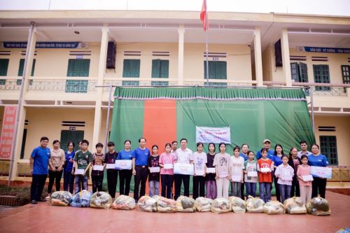 Trao gửi thương yêu đến học sinh Yên Bái (đợt 2)