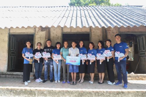 Vạn dặm thương yêu đến với cậu bé mồ côi