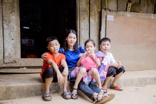 Doisongphapluat: Nhà báo Trần Toản mang cơ hội đến trường cho các em nhỏ mồ côi