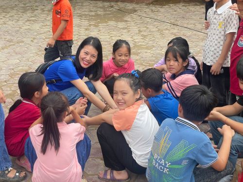 Thuonggia24h:  Quỹ vạn dặm thương yêu ở Yên Bái: Thắp sáng bước con đi – Vạn dặm thương yêu Yên Bái