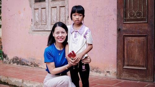 Techz: Hành trình làm “chị đỡ đầu” cho các em nhỏ mồ côi của nhà báo Trần Toản