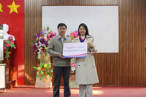 Quỹ Van dặm yêu thương trao tặng sách tại Trường THPT Ngọc Hà