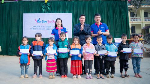 HÀNH TRÌNH MANG YÊU THƯƠNG ĐẾN CÁC EM NHỎ HÀ GIANG