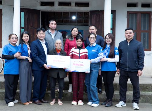 TRAO ỦNG HỘ CHO MÃ SỐ THƠ VÀ HUY BẮC GIANG