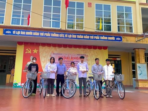 Món quà trung thu ý nghĩa của nhà hảo tâm đến tới tay các em học sinh trường THCS Mai Sơn - Yên Bái