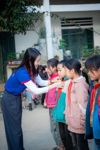 TRAO 75TR CHO CÁC EM NHỎ MỒ CÔI, HOÀN CẢNH ĐẶC BIỆT Ở HÀ GIANG