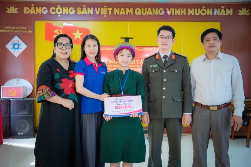 Báo Hà Giang: Đoàn thiện nguyện “Vạn dặm yêu thương” trao quà cho học sinh có hoàn cảnh khó khăn