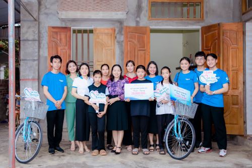 Quỹ Vạn dặm thương yêu trao tặng tiền hỗ trợ cho học sinh nghèo