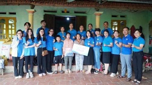 Vạn dặm thương yêu trao tiền ủng hộ tới mã số Yên Nhi