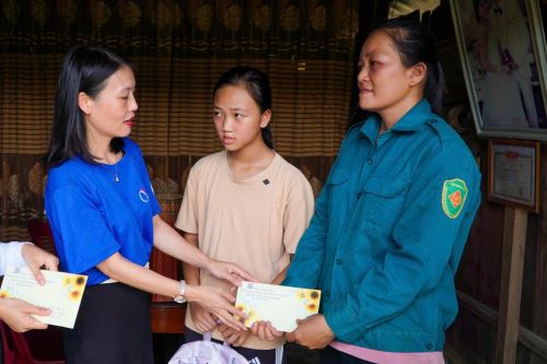 NHÀ BÁO TRẦN TOẢN TRAO CẶP LÁ YÊU THƯƠNG CHO EM KHÁNH LY Ở QUẢNG BÌNH