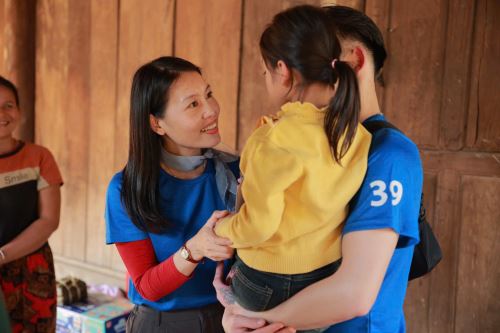 nguonluc.com:  Trần Toản - nữ nhà báo hết lòng vì trẻ mồ côi hiếu học