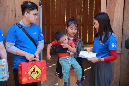 P1: XUÂN BIÊN GIỚI 2025-TRAO QUÀ TẾT CHO 40 TRẺ MỒ CÔI, KHUYẾT TẬT