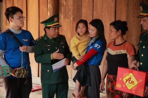 Công thông tin điện tử Tương Dương: Quỹ 'Vạn dặm thương yêu' mang Tết đến người nghèo và trẻ em mồ côi xã biên giới Tam Hợp