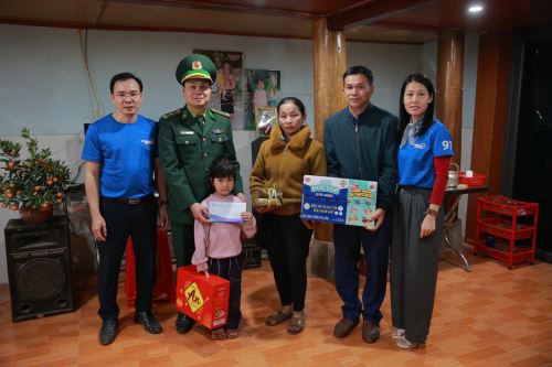 Báo Nghệ An: Quỹ 'Vạn dặm thương yêu' mang Tết đến người nghèo và trẻ em biên giới Tam Hợp