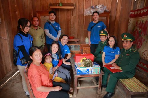 Truyền hình Nghệ An: Tương Dương tổ chức “Xuân biên giới – Tết cho người nghèo và Trẻ mồ côi