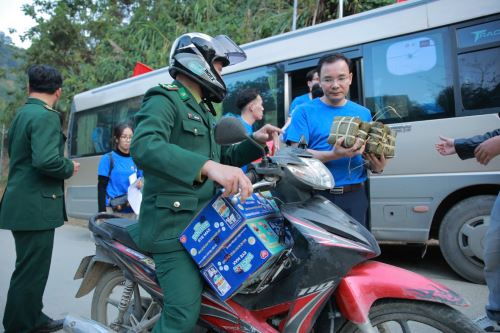 P2: XUÂN BIÊN GIỚI 2025-TRAO QUÀ TẾT TẠI NHÀ CHO 40 TRẺ MỒ CÔI, KHUYẾT TẬT