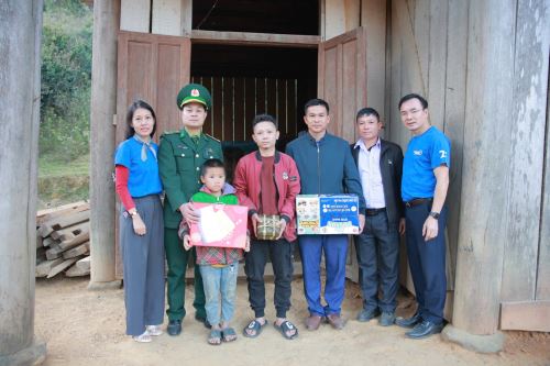 Tết ấm đã về với 40 trẻ mồ côi và khuyết tật ở Tam Hợp