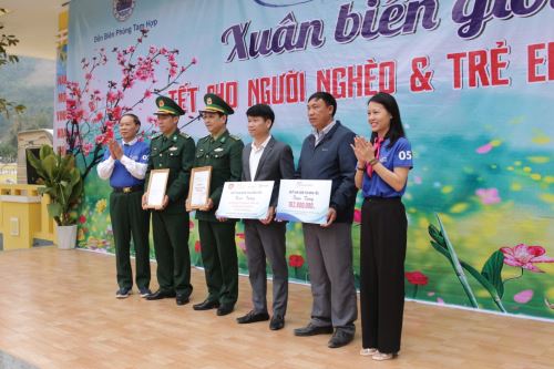 Trao Tết ấm cho bà con vùng biên giới Tam Hợp