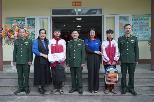 Báo mới: Đoàn thiện nguyện Vạn Dặm Yêu Thương trao quà cho học sinh có hoàn cảnh khó khăn