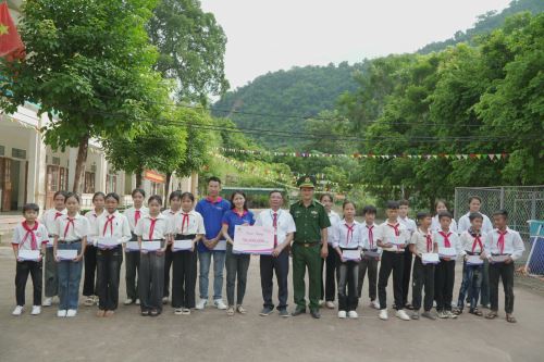 📚✨ TRAO QUÀ – CHÚC MỪNG NĂM HỌC MỚI Ở MỸ LÝ, NGHỆ AN ✨📚​