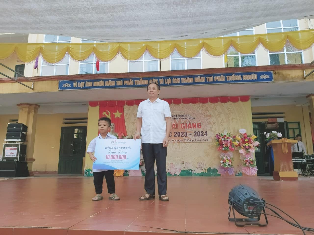 TIẾP THÊM NIỀM TIN & HY VỌNG CHO CẬU HỌC TRÒ TÍ HON Ở MAI SƠN