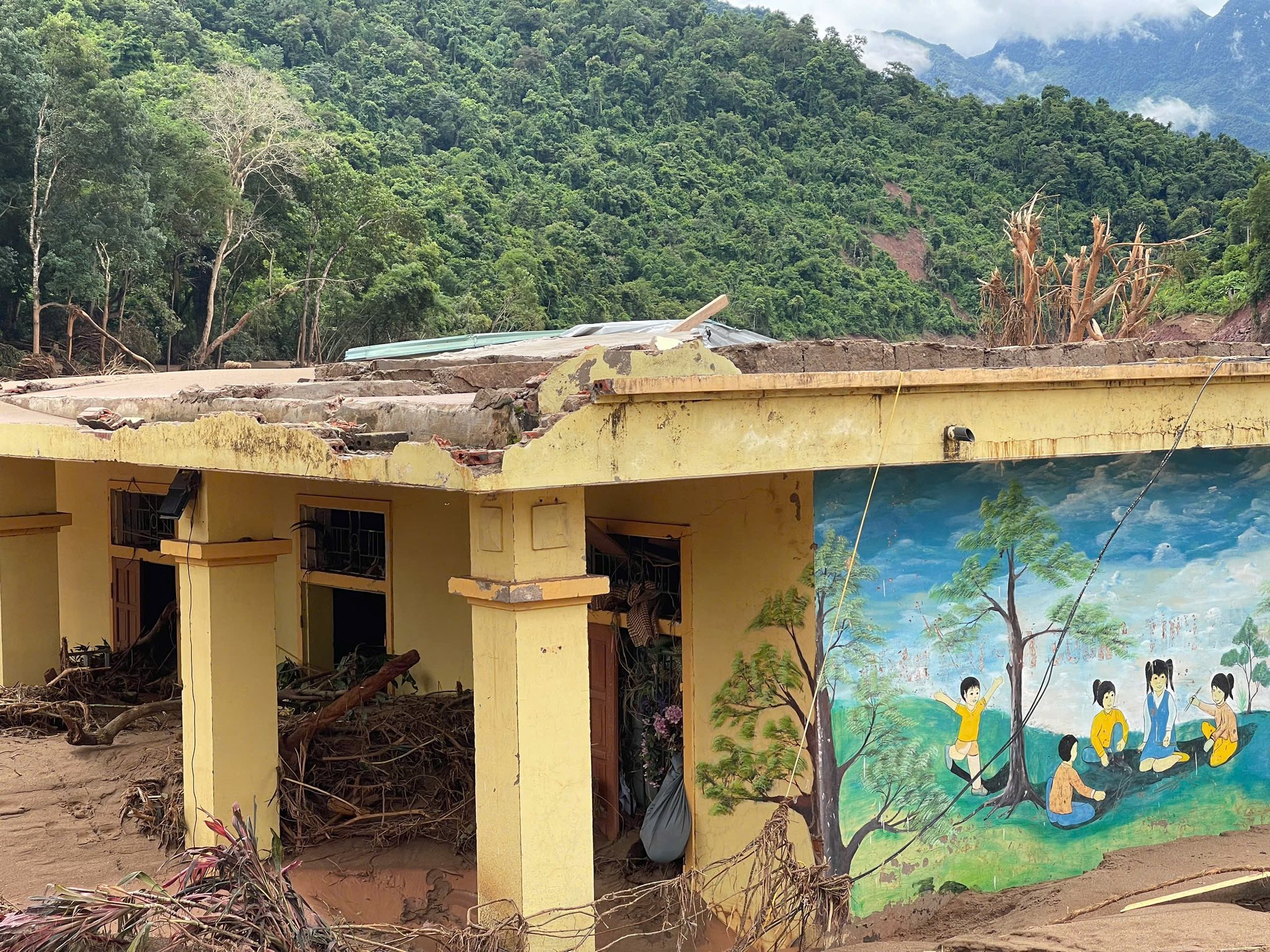 ĐỒNG HÀNH CÙNG HỌC SINH NGHÈO VÙNG LŨ NGHỆ AN