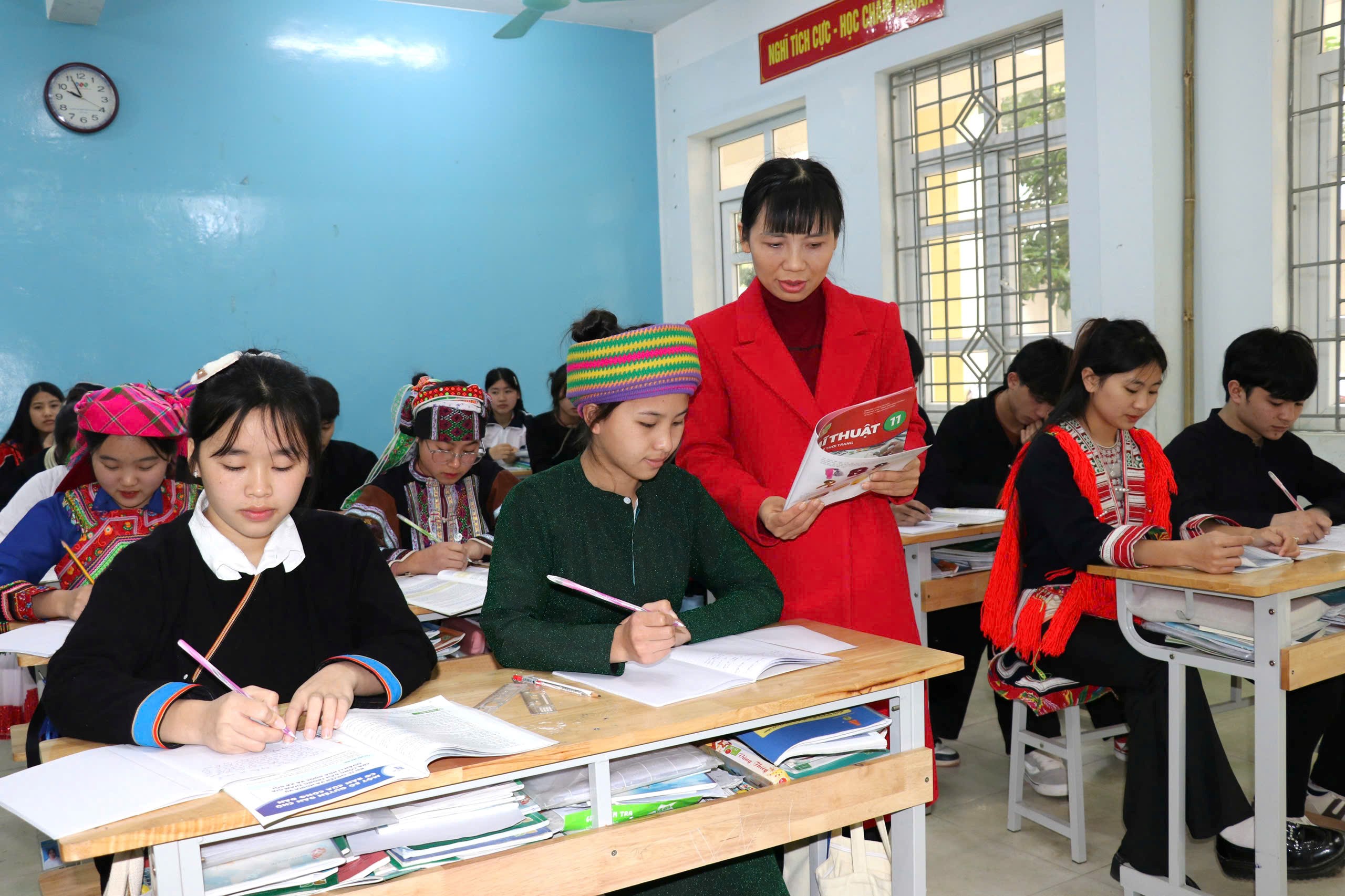 MONG CÓ TẤM LÒNG VÀNG TIẾP SỨC ĐẾN TRƯỜNG CHO EM HOA, HÀ GIANG